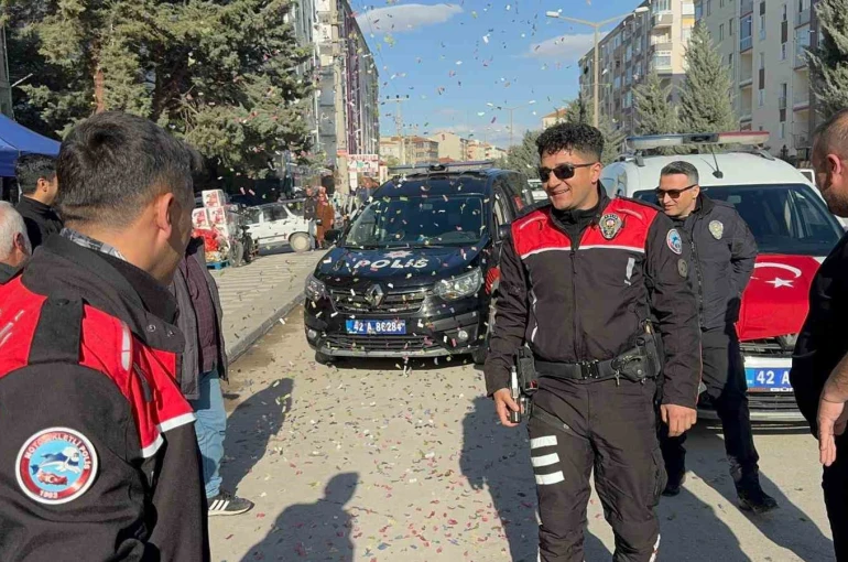 Kavga ihbarına giden polisler pasta ve çiçekle karşılandı