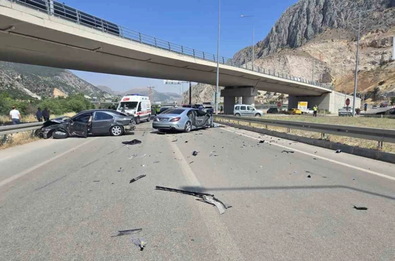 Kavşağı kaçırdı kazaya yol açtı: 4 kişinin yaralandığı feci kaza kamerada