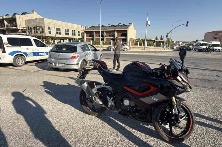 Kavşakta araç ve motosikletin karıştığı kazada 1 kişi yaralandı