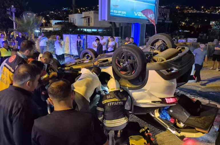 Kavşakta çarpışan otomobil devrildi: 1 yaralı