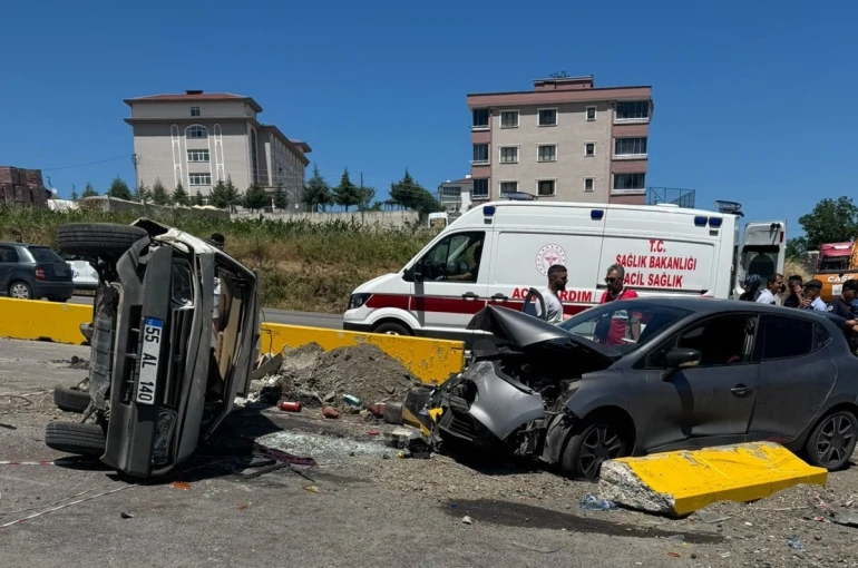 Kavşakta iki otomobil çarpıştı: 3 yaralı