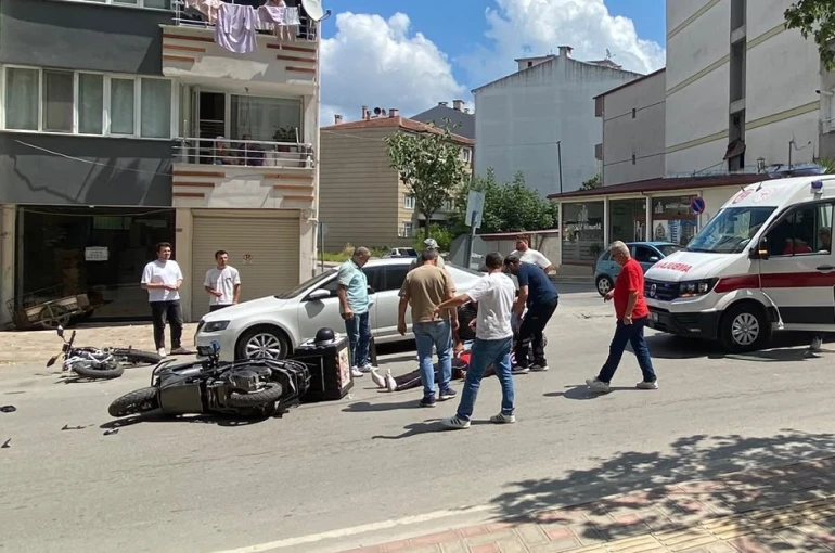 Kavşakta motosiklet ile elektrikli bisiklet çarpıştı: 2 yaralı