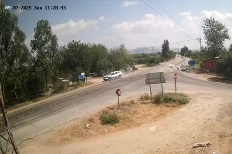 Kavşakta yaşanan kaza güvenlik kamerasına yansıdı