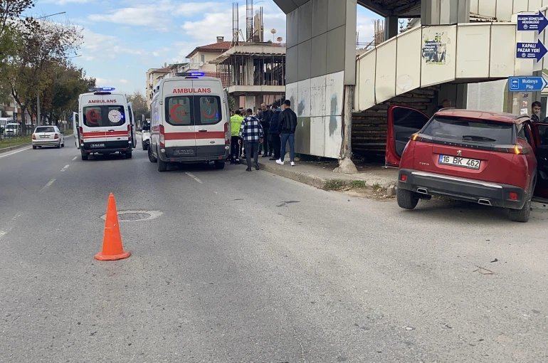 Kavşaktaki feci kazada 5 yaralı