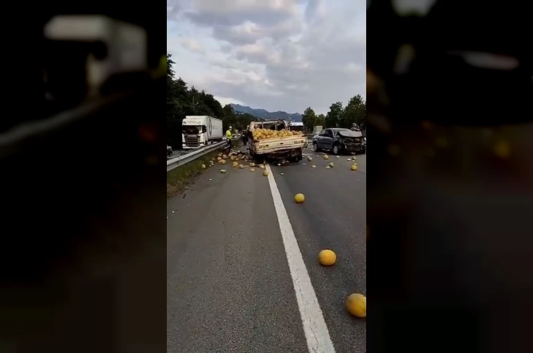 Kavun yüklü kamyonet ile otomobil çarpıştı: 3 yaralı
