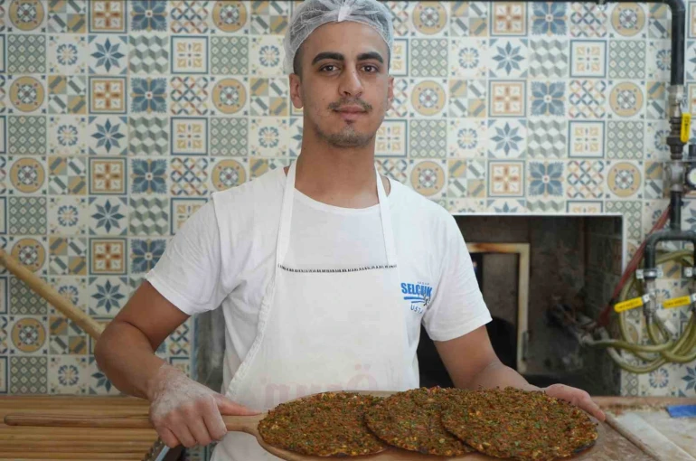 Kavurucu sıcaklarda ocak başında 800 lahmacun pişiriyor 