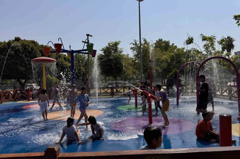 Kavurucu sıcakta çocuklar su oyun parkına akın etti