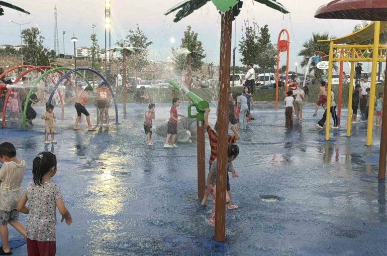 Kavurucu sıcakta çocukların serinlik adresi su oyun parkları