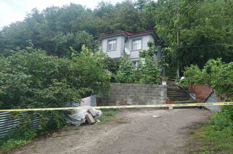 Kaya parçası evin duvarını yıkarak içeri girdi, odanın boş olması faciayı önledi