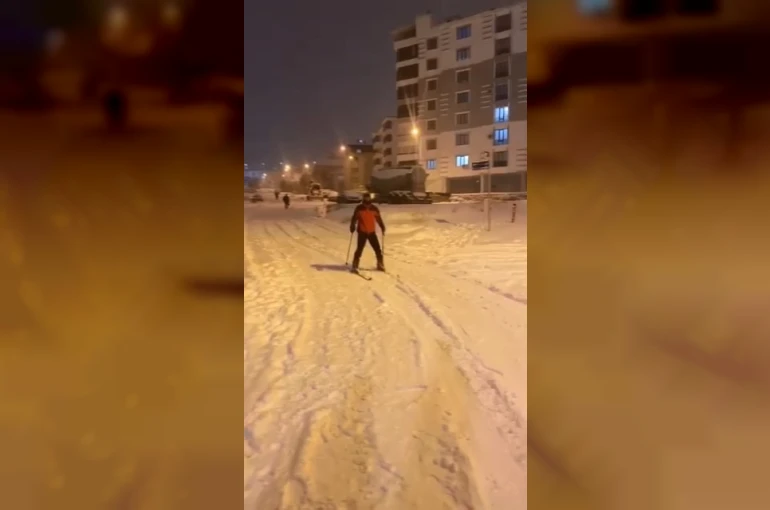 Kayak takımıyla caddede gezdi