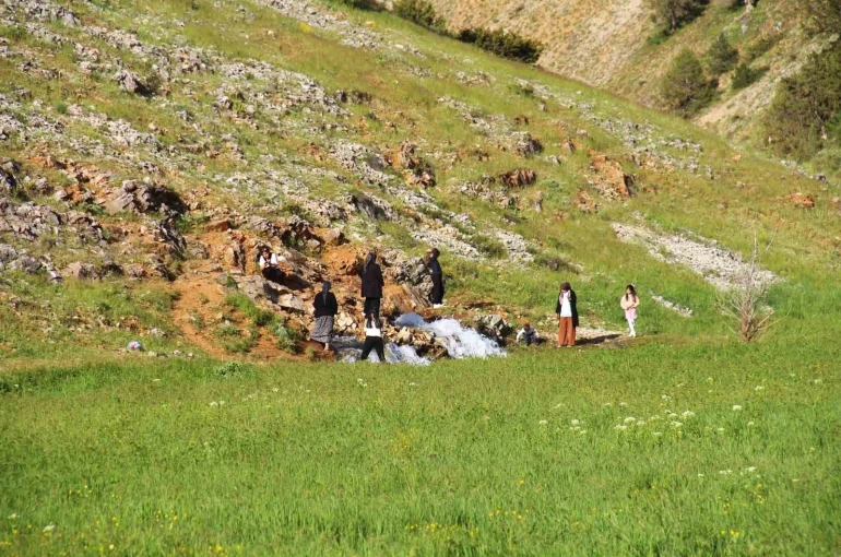 Kayaların arasından fışkıran su görenleri hayran bırakıyor