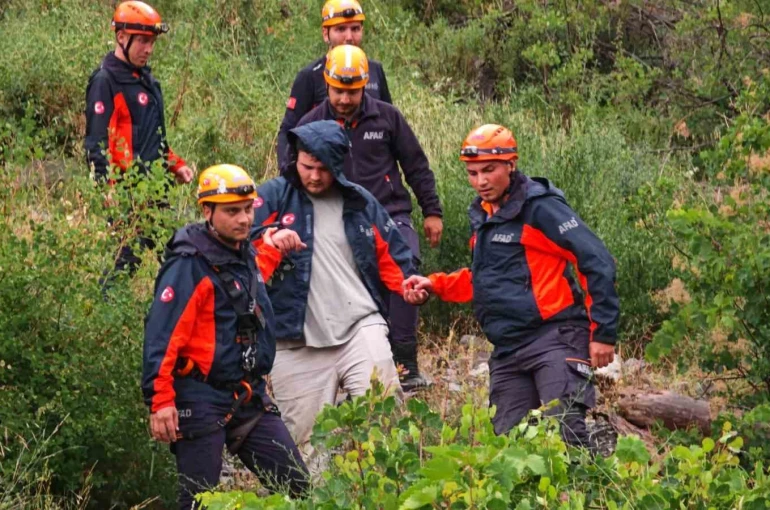Kayalık alanda mahsur kalan genç, AFAD’ın 2 saatlik operasyonuyla kurtarıldı