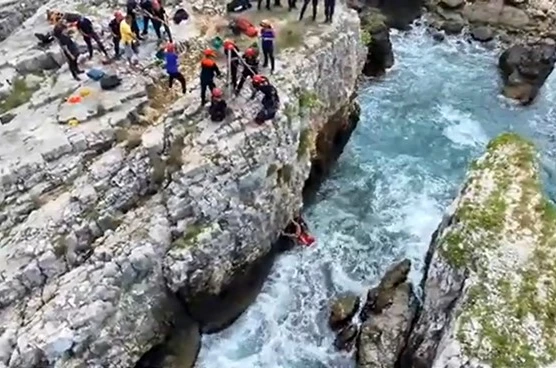 Kayalıklarda halatlı kurtarma