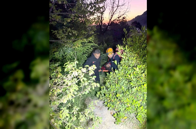 Kayalıklardan düşen amatör balıkçıyı AFAD ve itfaiye ekipleri kurtardı