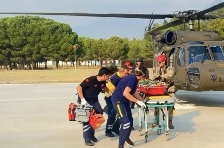 Kayalıklardan düşen doğa yürüyüşçüsü askeri helikopterle kurtarıldı
