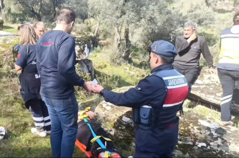 Kayalıktan düşen kadın ekiplerin çalışması ile kurtarıldı