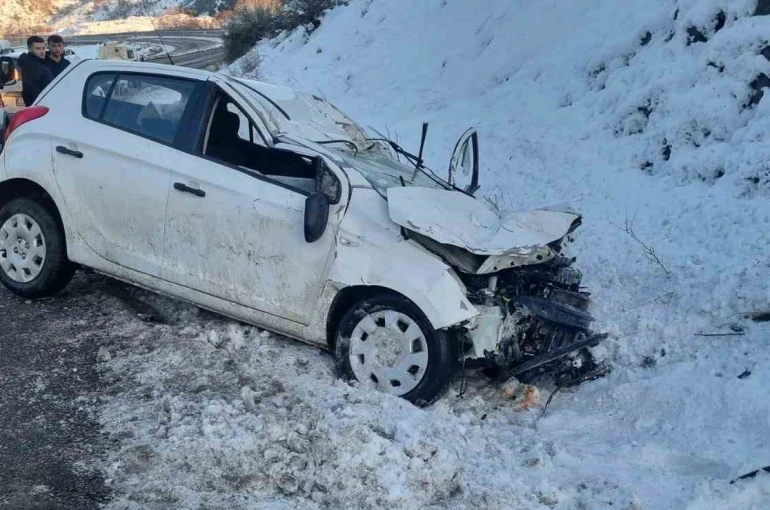 Kayan otomobil, yol kenarındaki araca çarptı