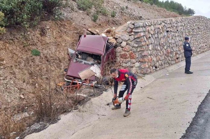 Kayganlaşan yolda otomobil istinat duvarına çarptı: Karı koca hayatını kaybetti