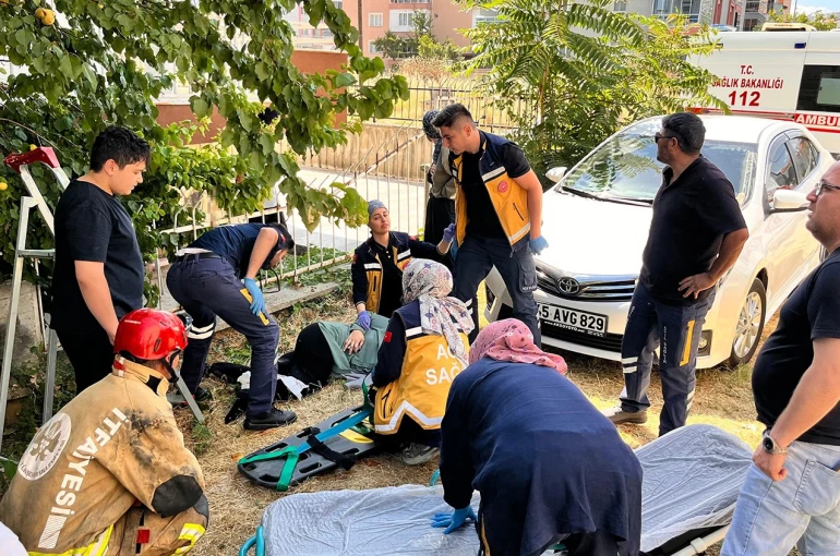 Kayısı toplarken ağaçtan düşen kadının bacağı demir korkuluğa saplandı