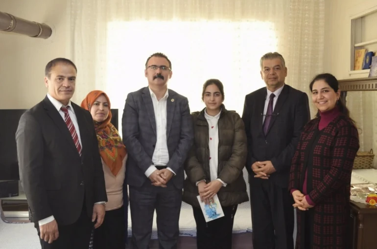 Kaymakam Ateş, öğrencilerin evine misafir oldu