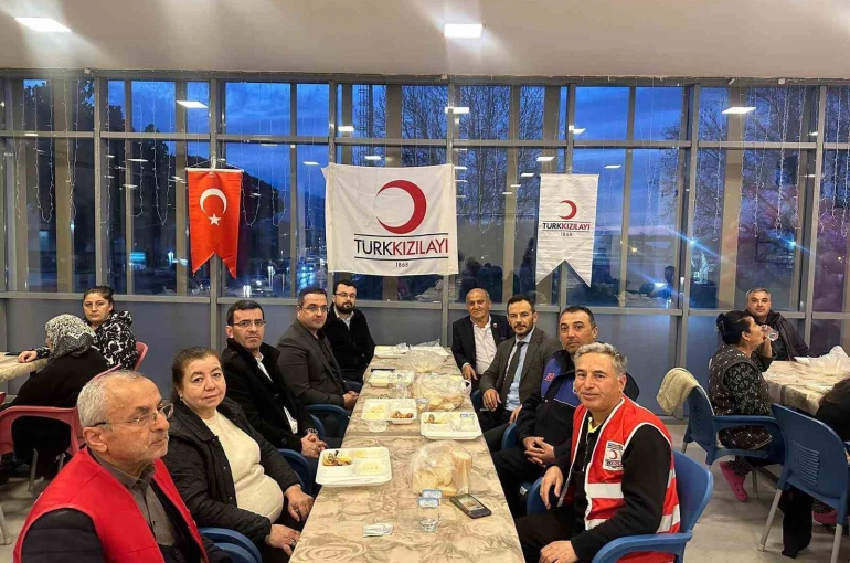 Kaymakam Dalak kurum amirleriyle Kızılay’ın iftarında vatandaşlarla buluştu