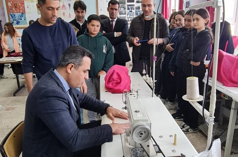 Kaymakam Dalak öğrencilerle dikiş dikip çapa yaptı