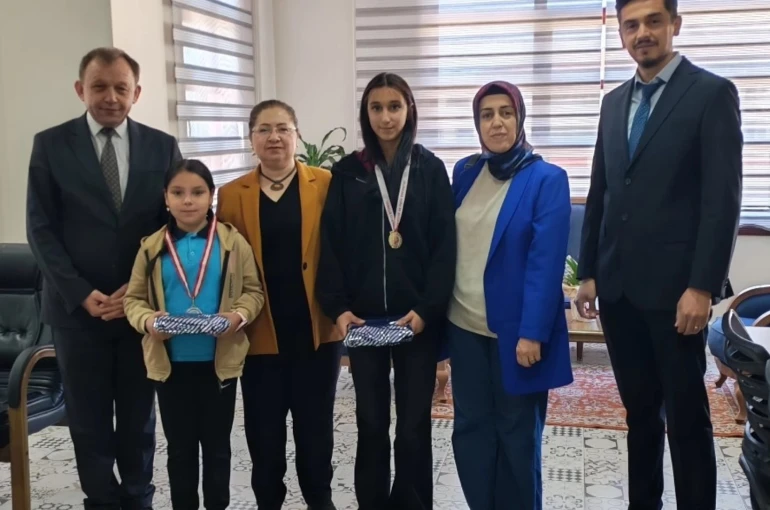 Kaymakam Doğru, başarılı öğrencileri makamında ağırladı