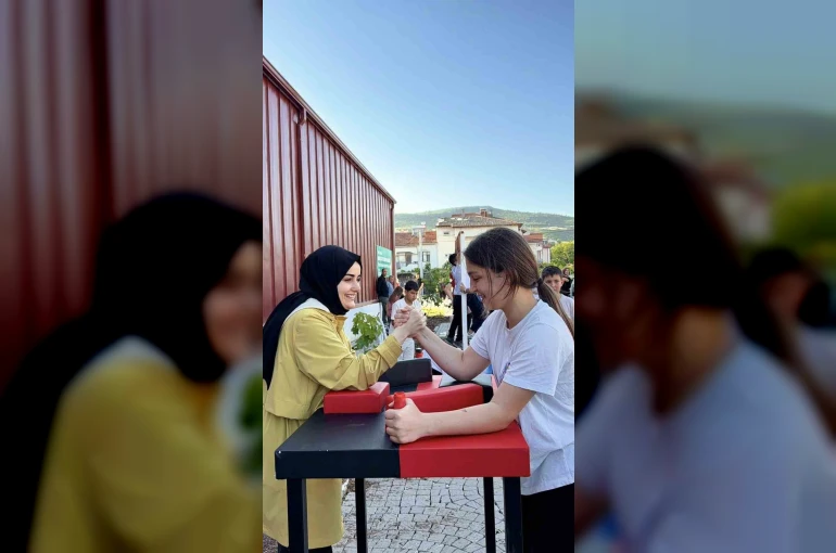 Kaymakam Kılıç çocuklarla bilek güreşi yaptı