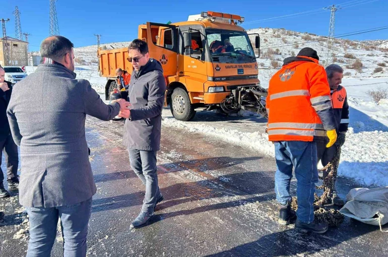 Kaymakam Öztaş, kar mesaisinde olan ekiplerle bir araya geldi