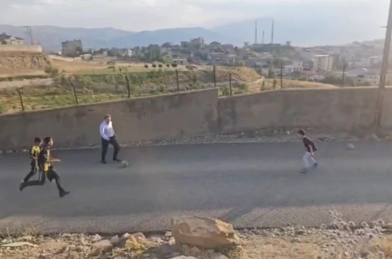 Kaymakam Volkan Hülür Yüksekova’da sokakta maç yapan çocukların oyununa katıldı 