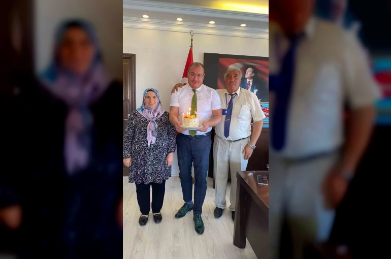 Kaymakama sürpriz doğum günü kutlaması