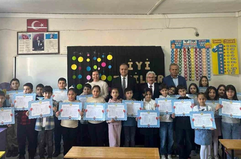 Kaymakamı Çelikkol çocukların karne sevincine ortak oldu