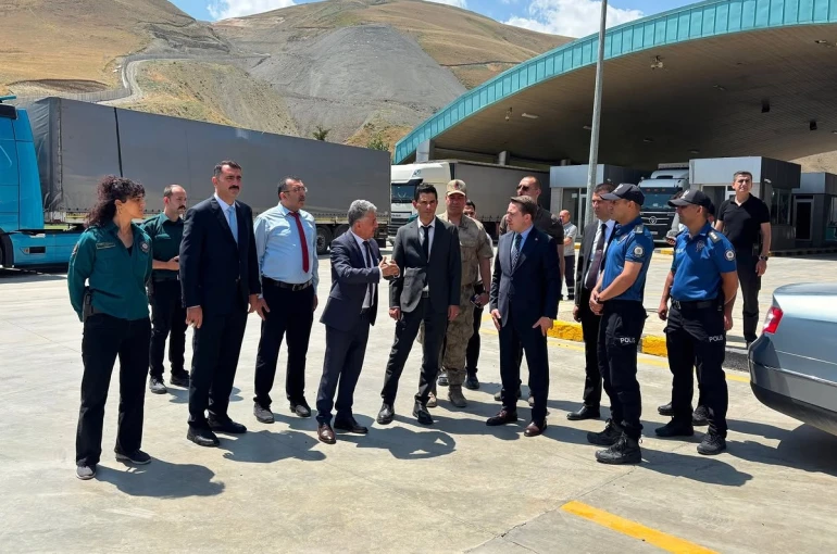Kaymakamı Volkan Hülür, Esendere Sınır Kapısı’nda incelemelerde bulundu