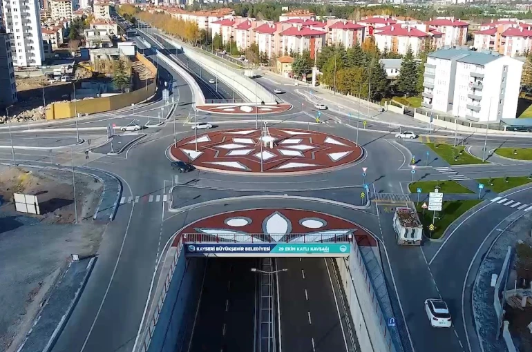 Kayseri Büyükşehir, kavşak peyzajı ile kentin vitrinine renk ve estetik katıyor
