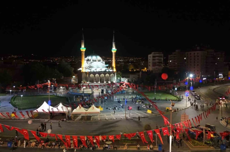 Kayseri’de 15 Temmuz’un yıl dönümünde camilerden sela yükseldi
