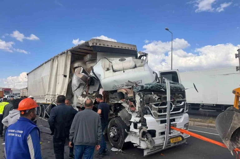 Kayseri’de 3 araçlı zincirleme kaza: 3 yaralı
