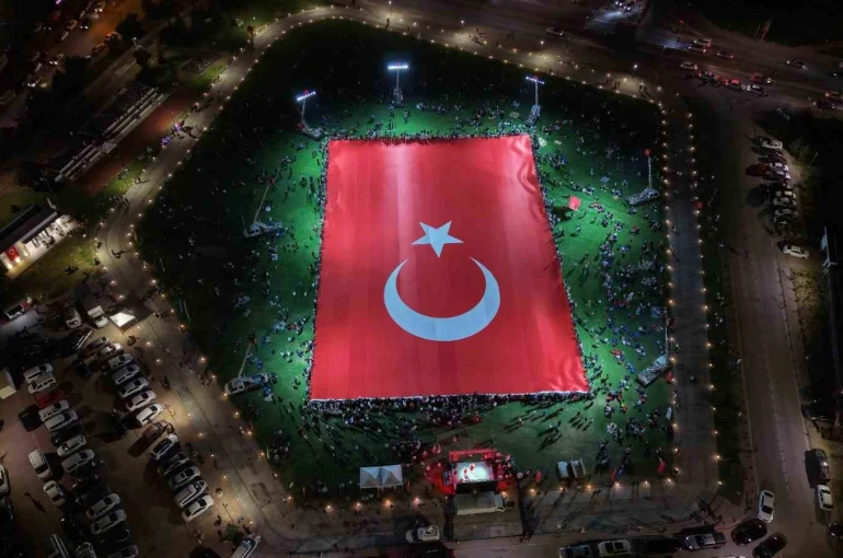 Kayseri’de dünyanın en büyük Türk bayrağı açıldı