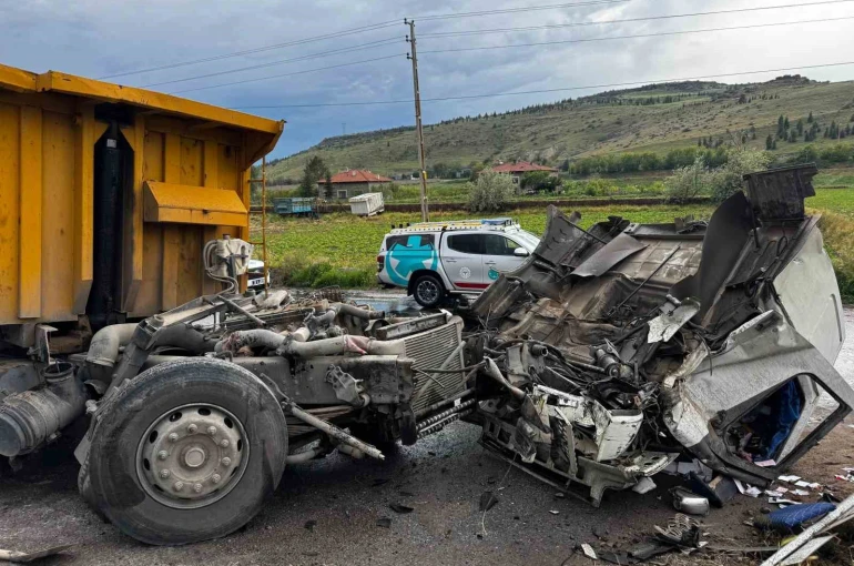 Kayseri’de hafriyat kamyonu ile lokomotif çarpıştı: 2 yaralı