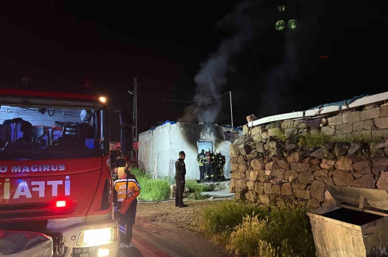 Kayseri’de metruk evde yangın