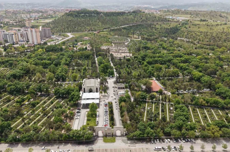 Kayseri’de mezarlıklar bayram ziyaretlerine hazır