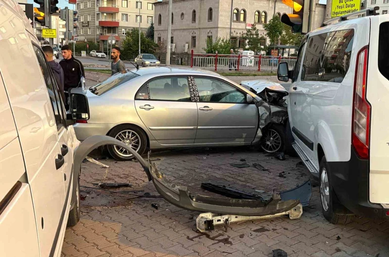 Kayseri’de otomobil park halindeki 2 araca çarptı