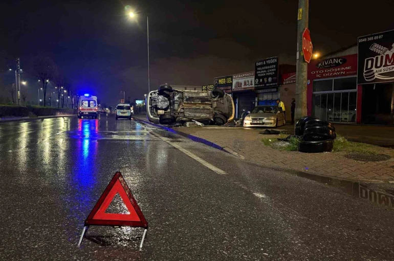 Kayseri’de otomobil park halindeki araca çarpıp yan yattı: 2 yaralı
