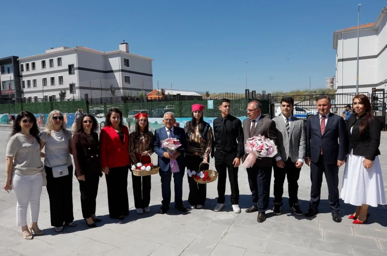 Kayseri’de protokol, öğrencilerin karne heyecanına ortak oldu