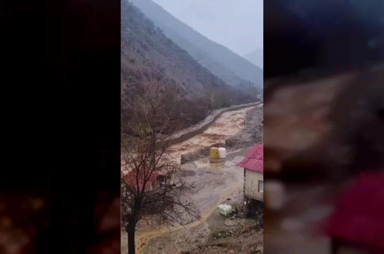 Kayseri’de sağanak sele neden oldu