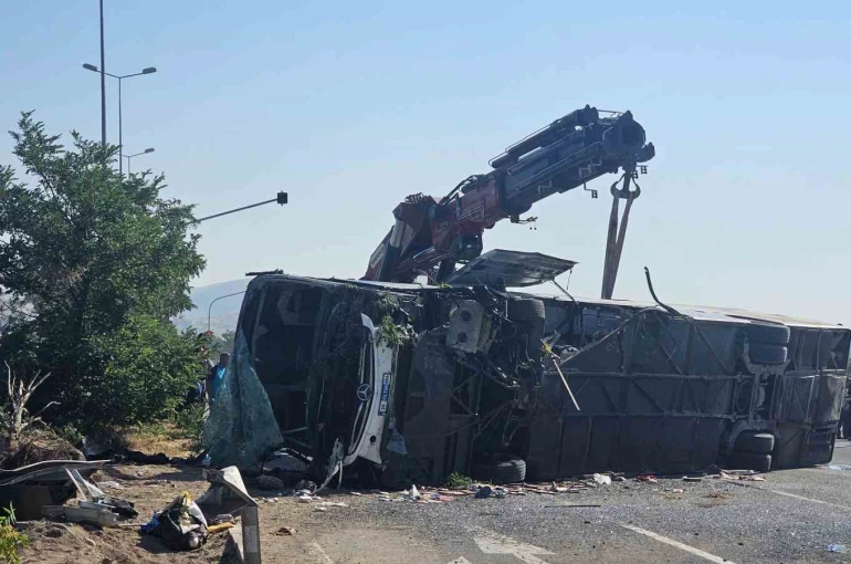 Kayseri’de yolcu otobüsü devrildi: Çok sayıda yaralı var