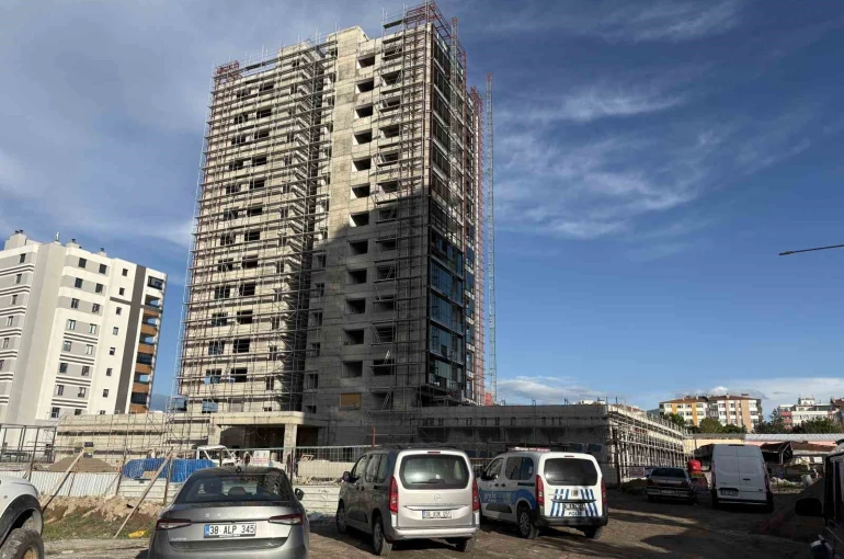 Kayseri’de yük asansöründeki mermer işçinin başına düştü