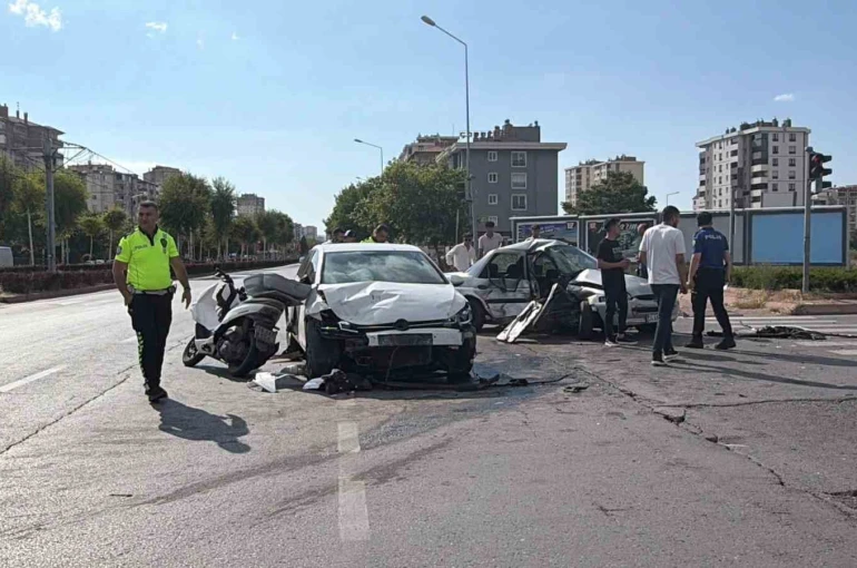 Kayseri’de zincirleme kazada otomobil kağıt gibi ezildi: 5 yaralı