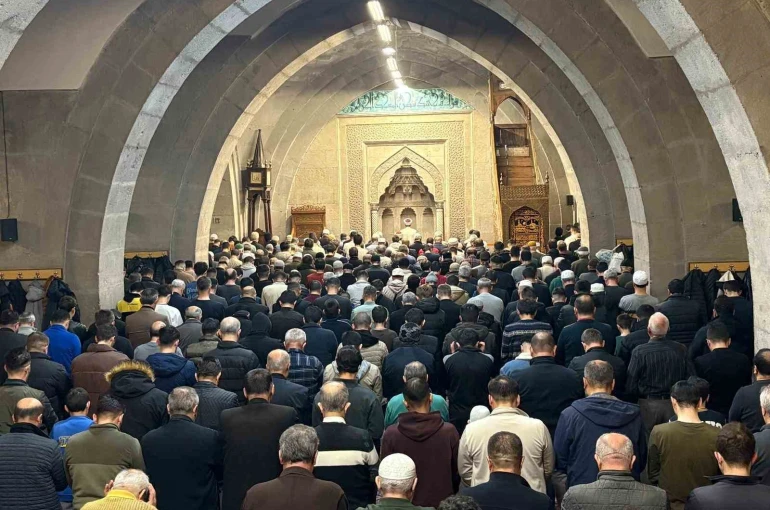 Kayserili vatandaşlar Berat Kandilinde ellerini semaya açtı