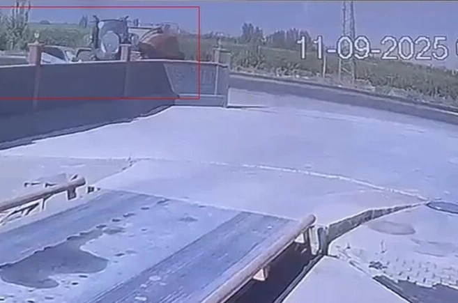 Kaza anı kamerada: Traktörle çarpışan otomobildeki 1 kişi öldü, 3 kişi yaralandı