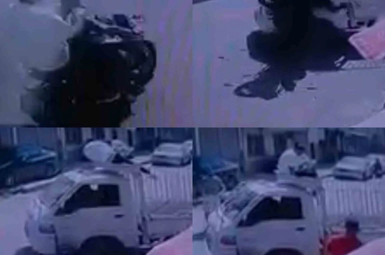 Kaza anları kamerada: Motosikletteki yolcu araç üstünde kaldı